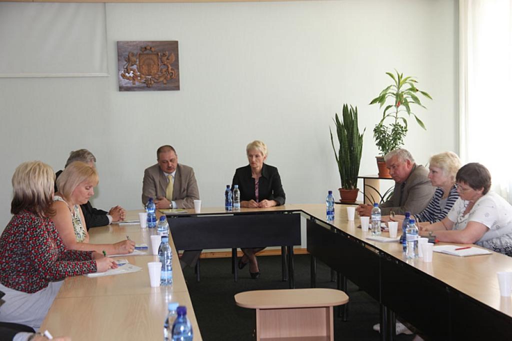 Vizītes laikā izglītības un zinātnes ministrs tikās arī ar novada izglītības darbiniekiem. 
Autors: Evita Brokāne