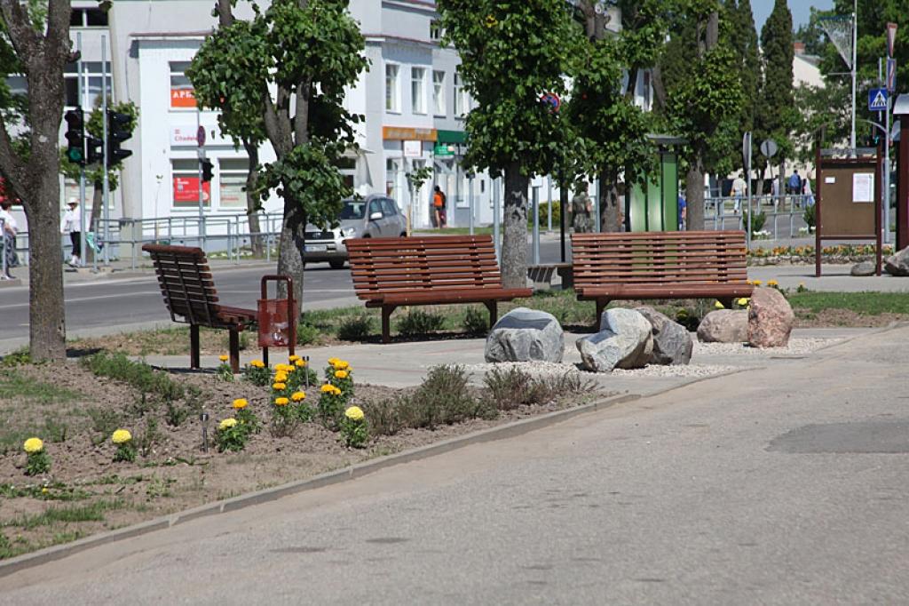 : Kad pilsētas centrā izveidotajā atpūtas zonā sazaļos iesētā zāle un dekoratīvie stādījumi, ainava kļūs skaistāka, bet jau šobrīd pilsētas iedzīvotāji ir paspējuši novērtēt šo jaunumu. 
Autors: Pārsla Konrāde