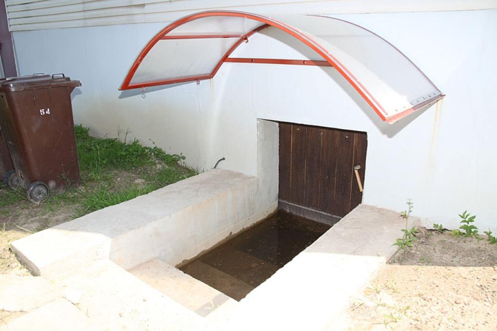 SIA “Optika – Vita” ēkas pērn izremontētais pagrabs ir pilns ar ūdeni, tāpēc tagad tās īpašnieki kopā ar speciālistiem problēmai meklē risinājumu. 
Autors: Pārsla Konrāde