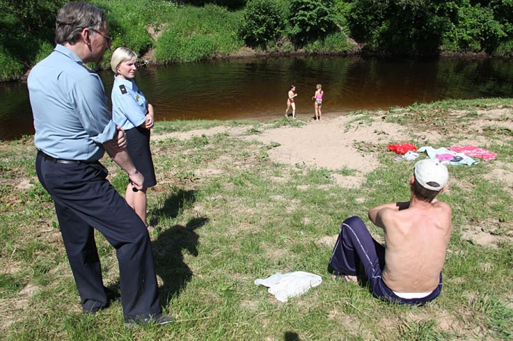 Policijas reida laikā peldvietās sastaptie bērni baudīja ūdenspriekus pieaugušu cilvēku klātbūtnē. Atpūtnieki nesūdzējās arī par nekārtību cēlājiem.
Autors: Evita Brokāne