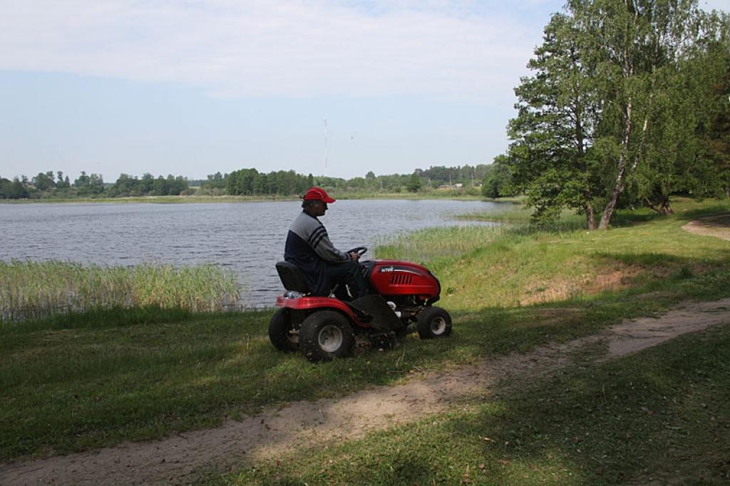 Šonedēļ ir uzsākti “Lāčauss” sakopšanas darbi. Jānis Zariņš, kurš ir norīkots peldvietas teritorijā izpļaut zāli, atzīst - kurš gan cits rūpēsies par šo vietu, ja ne pagasts. Viņš arī pauž nožēlu par tiem atpūtniekiem, kas aiz sevis mēdz atstāt atkritumus.
Autors: Pārsla Konrāde