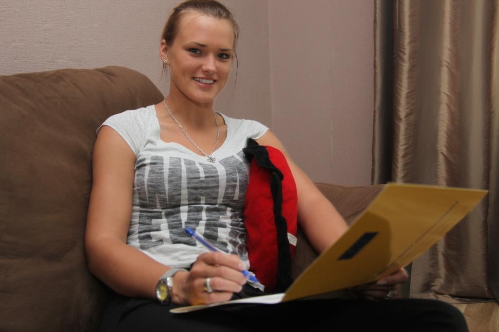 Gulbeniete Marika Jermaševiča katru dienu pa sava darba kabineta logu, kas atrodas Jaungulbenes arodvidusskolā, uzlūko Jaungulbenes pili, tāpēc to viņa kā galveno vizuālo elementu iekļāvusi ar Jaungulbenes pagasta logo.
Autors: Gatis Bogdanovs