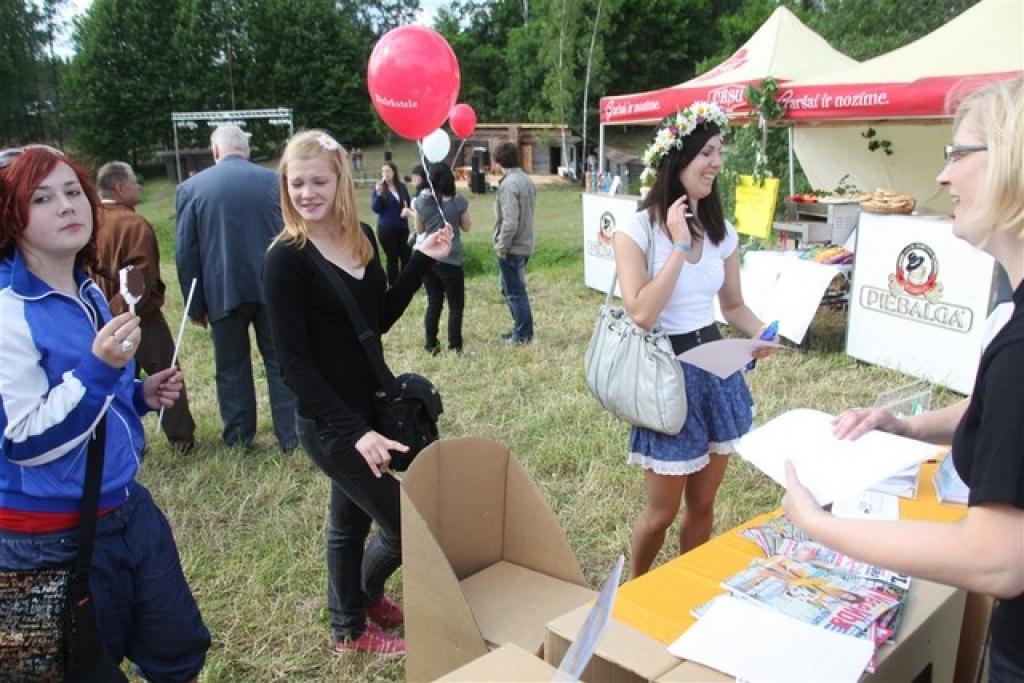 Novada svētkos, kas trešdien norisinājās Druvienā, ieripoja  laikraksta “Dzirkstele” mobilais busiņš. Pie busiņa   varēja abonēt  laikrakstu “Dzirkstele” un citus laikraksta “Diena” un izdevniecības “Dienas žurnāli” produktus. 

Paldies...