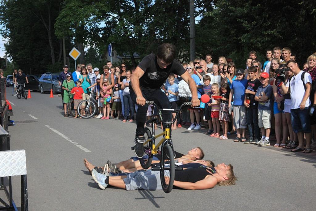 Pēc publiska pieprasījuma viņiem piebiedrojās arī gulbenietis Jurča (Raivo Aņisimovs), demonstrējot savas prasmes un trikus.
Autors: Gatis Bogdanovs
