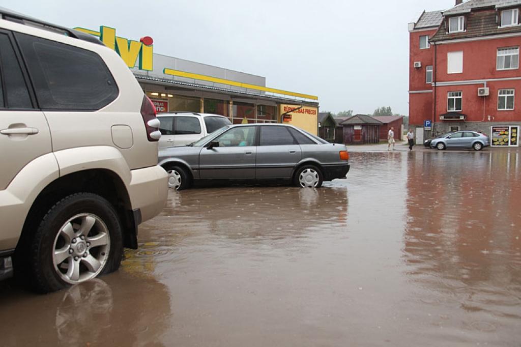 Pamatīga lietusgāze gan apgrūtināja braukšanu, gan pamatīgi “nomazgāja” tos, kas zem tās tika.
Autors: Gatis Bogdanovs