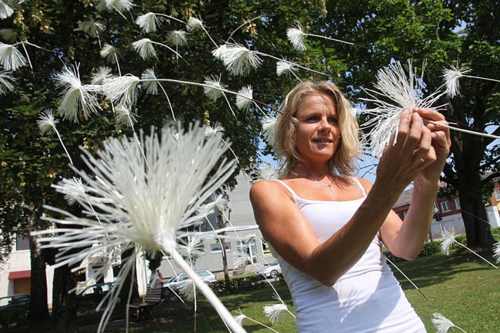 Larisa Stradiņa, dāvājot savu darbu “Lidojums”, vēlējās iepriecināt ikvienu pilsētas iedzīvotāju svētkos.
Autors: Gatis Bogdanovs