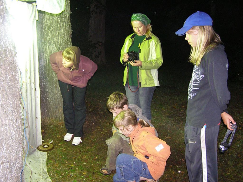 Naktstauriņu vērošanas pasākuma dalībnieki Litenē šķīrās ar domu, ka bija interesanti un ka būtu noderīgi vēlreiz satikties. 
Autors: Guntis Akmentiņš