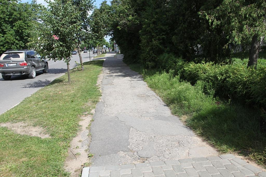 Gulbenes pilsētas pārvaldē sola padomāt arī par šo ietves posmu, kurš apmēram 15 metru garumā nav ticis nobruģēts.
Autors: Gatis Bogdanovs