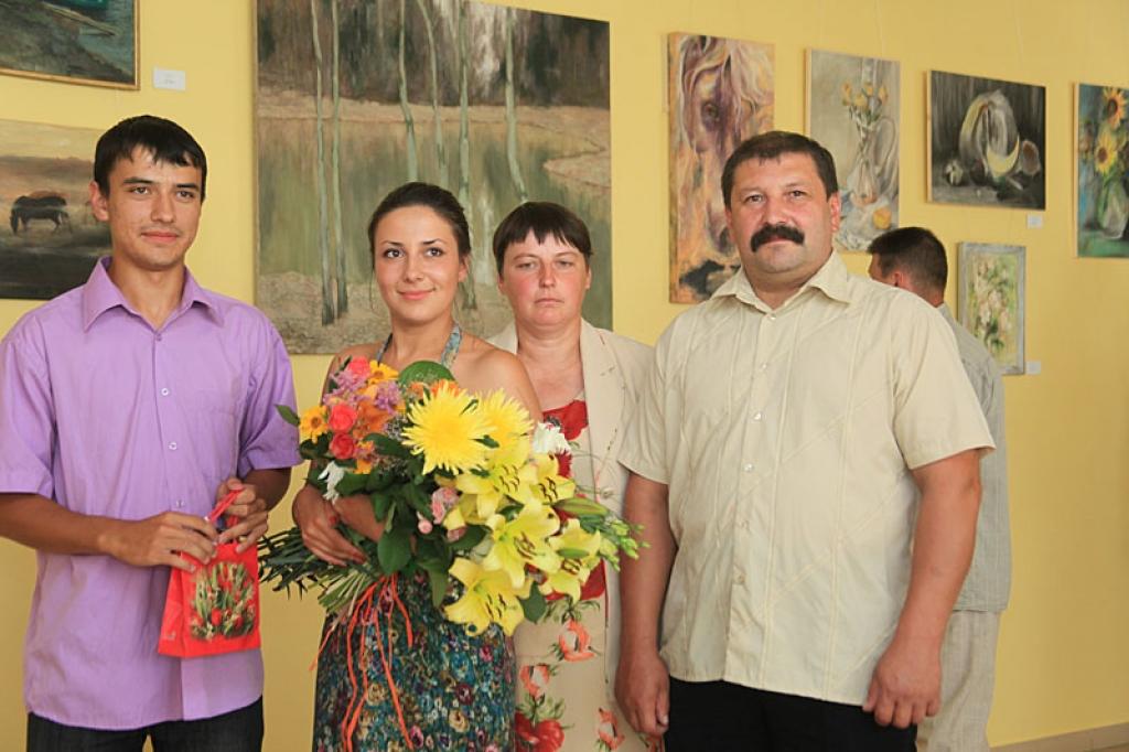 Jaunā māksliniece rancēniete Evita Rusova kopā ar saviem mīļajiem, kas viņu ir daudz atbalstījuši.
Autors: Gatis Bogdanovs