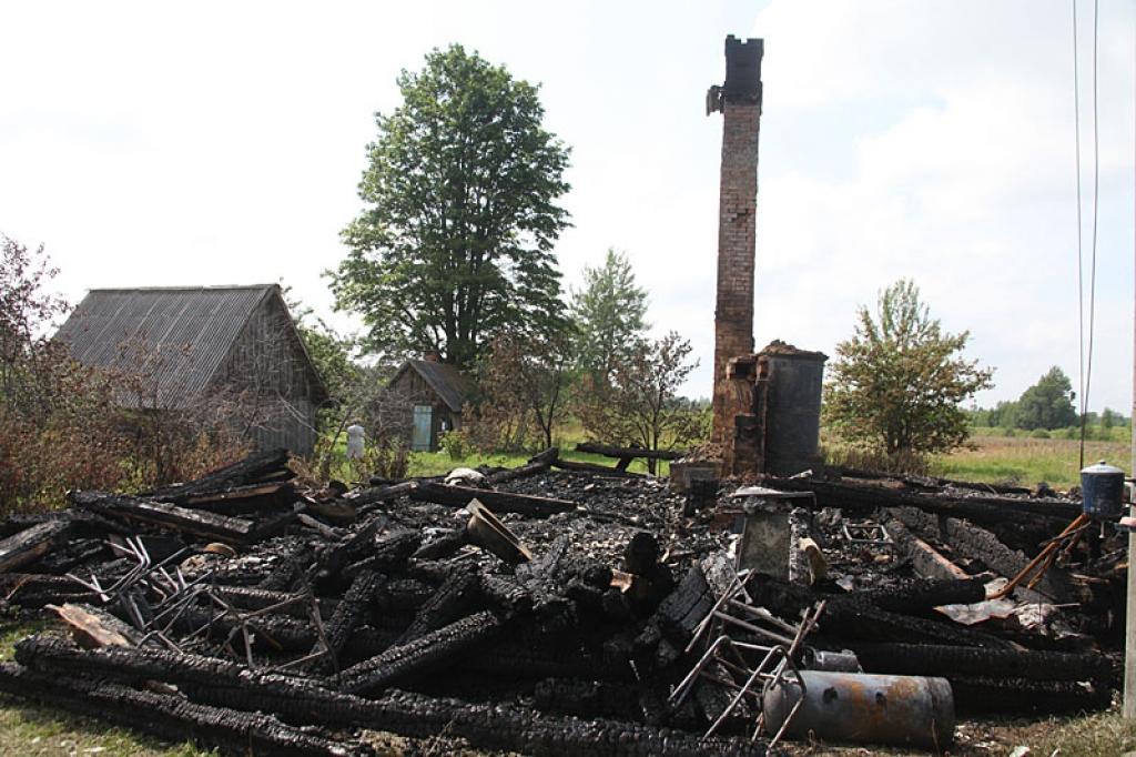 No nelielās 65 kvadrātmetru dzīvojamās mājas, mēbelēm, sadzīves un saimniecības lietām palikušas tikai krāsmatas un skurstenis.
Autors: Gatis Bogdanovs