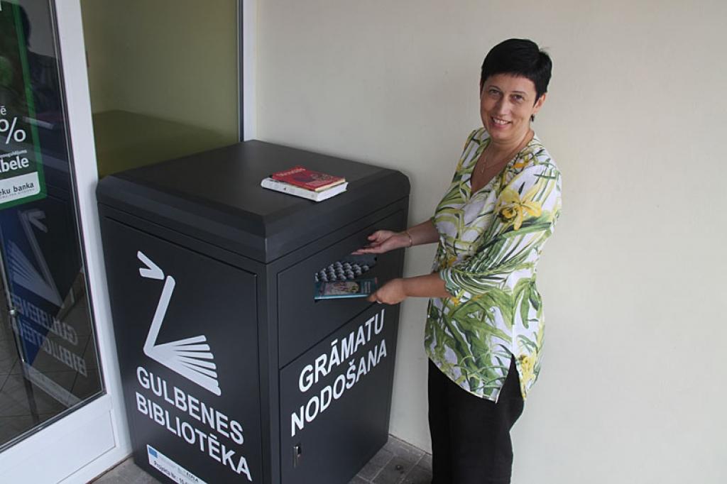 Tagad Gulbenes bibliotēkā saņemtās grāmatas lasītāji var nodot katru dienu jebkurā brīdī, ievietojot speciālā kastē turpat pie bibliotēkas. Par šo jauninājumu liels prieks ir bibliotēkas direktorei Antrai Sprudzānei. 
Autors: Gatis Bogdanovs