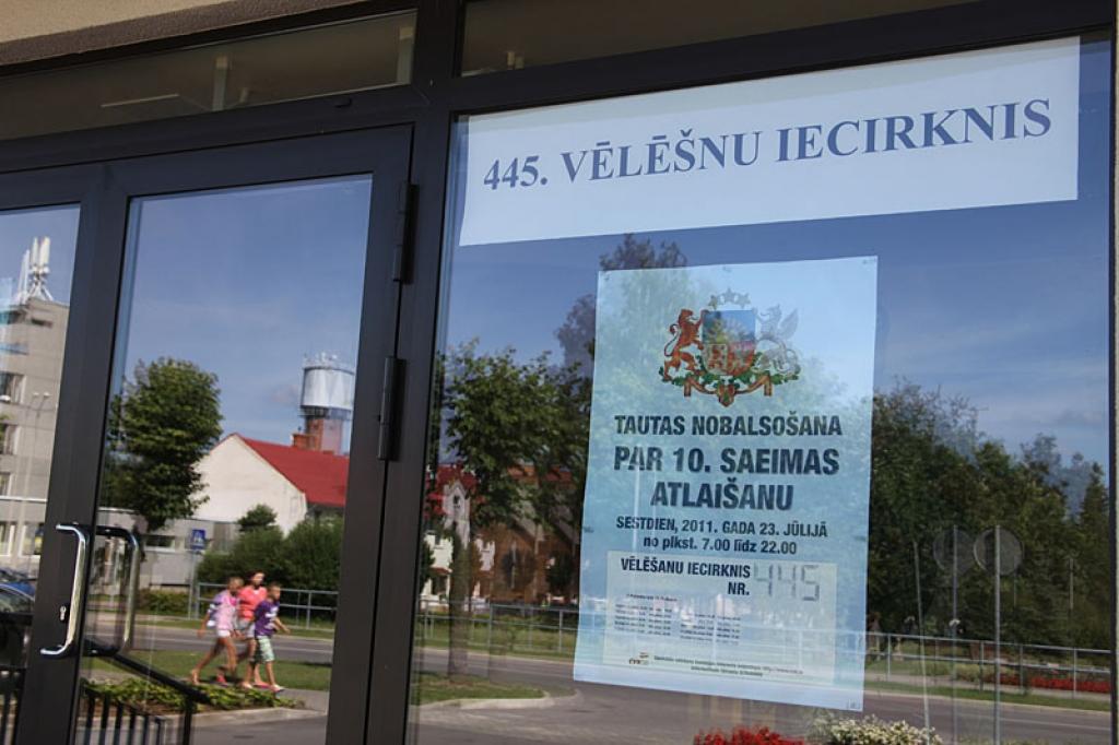 Acīgi lasītāji “Dzirkstelei” sestdien vaicāja, vai arī mēs esam pamanījuši kļūdaino uzrakstu pie Gulbenes novada kultūras centra durvīm. Kur pazudis burts “a”?
Autors: Gatis Bogdanovs