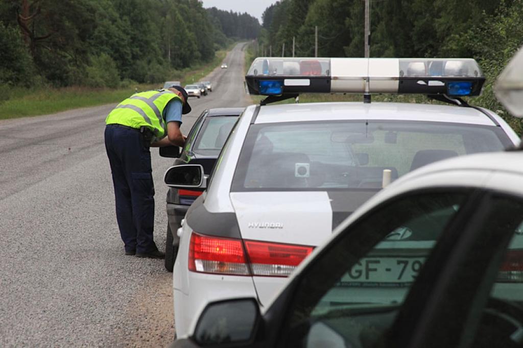 Ceļu policijas inspektori šonedēļ devās pavērot, kā autovadītāji ievēro zīmes un ātruma ierobežojumu. 
Autors: Gatis Bogdanovs