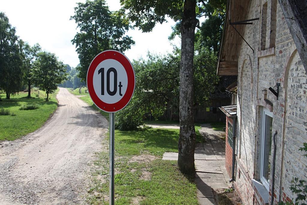 Uz ceļa Liepulejas – Dālderi – Stāķi joprojām stāv aizlieguma ceļa zīme, kas nosaka transportlīdzekļu maksimālo pilno masu.
Autors: Gatis Bogdanovs
