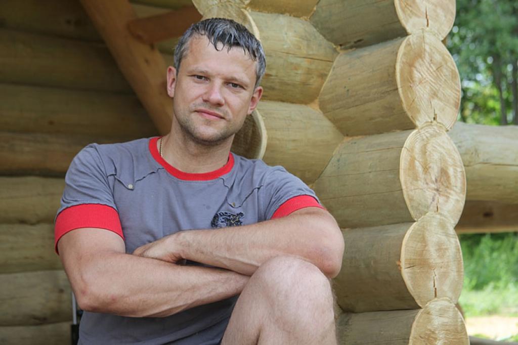 “Dzirksteles” saruna ar novadnieku Arti Ozolu noritēja viņa fazendā Beļavas pagastā. Te brīvajā laikā viņš labprāt brauc atpūsties kopā ar savu ģimeni. 
Autors: Gatis Bogdanovs