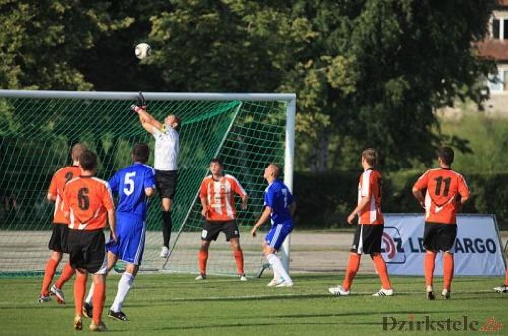 Mūsu futbolisti spēlē ar SK 