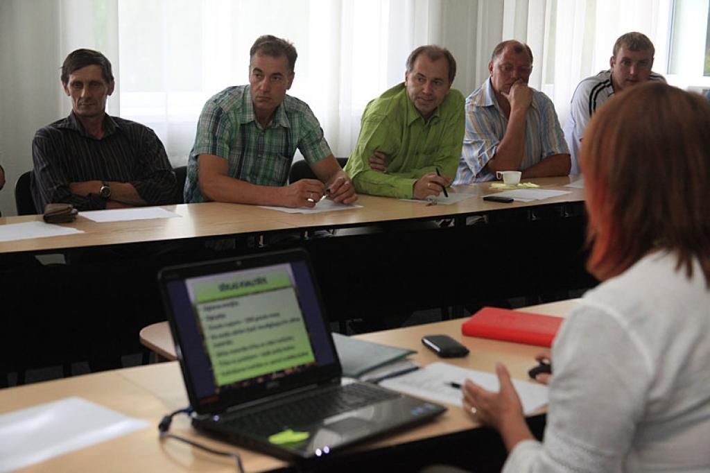 Gulbenes novada Lauksaimnieku biedrības pēc zemnieku ierosmes organizētais pirmais seminārs – diskusija pulcēja divdesmit graudaugu audzētājus.
Autors: Gatis Bogdanovs