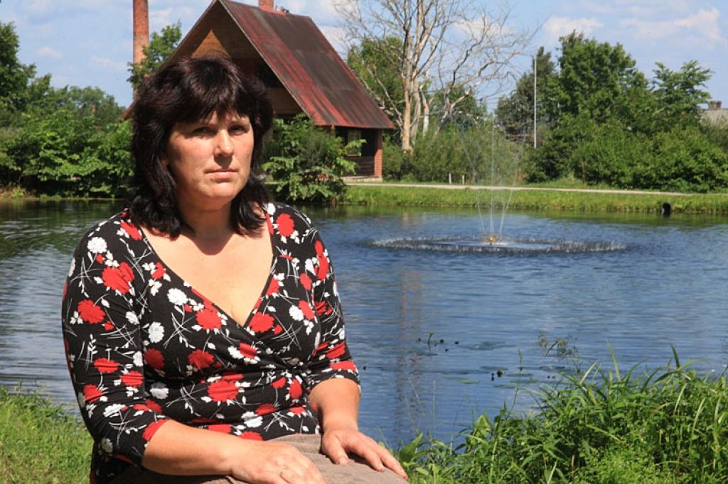 “Tagad lizumnieši un pagasta viesi var raudzīties jaunās strūklakas ūdens un gaismu spēlēs, kas īpaši skaistas ir saullēkta un saulrieta stundās. Lizuma pagasta centrs balstās uz baronu laika godību un kolhoza “Spars” laika godību. Tagad ir pienācis laiks mums pašiem kaut ko no sevis atstāt pagastam,” saka idejas autore Lizuma aptiekas vadītāja Laima Klimona.
Autors: Gatis Bogdanovs