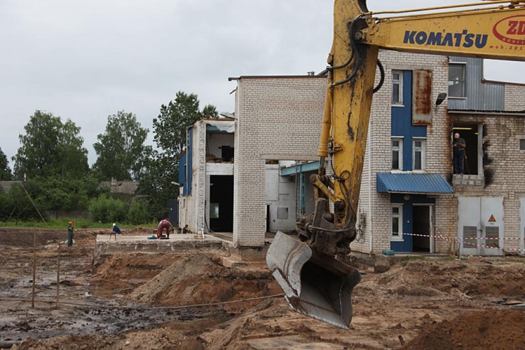 Gulbenē, Miera ielā 17, noris būvdarbi, vecās koģenerācijas stacijas ēkas un teritorijas pielāgošanai  modernu tehnoloģiju izmantošanā elektrības un siltuma ražošanā. 
Autors: Gatis Bogdanovs