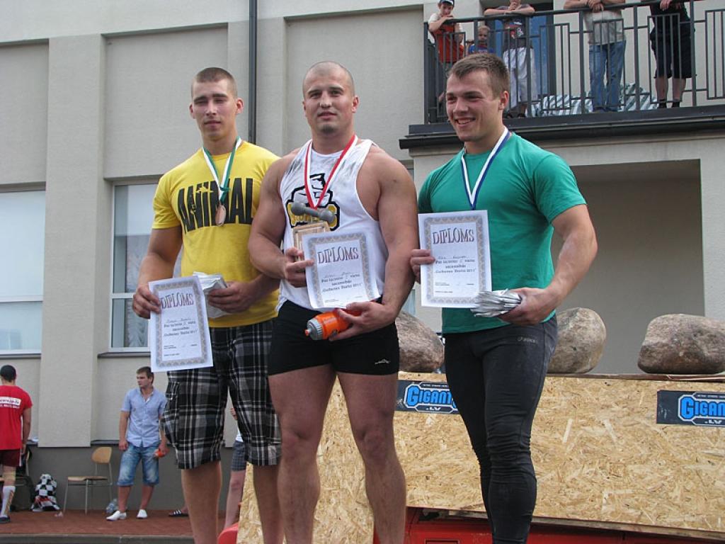 “Gulbenes dzelzs 2011” uzvarētāji – 3.vietas ieguvējs Kristaps Kravalis (no kreisās), 1.vietas ieguvējs Artūrs Ķirps un 2.vietas ieguvējs Uvis Vasiļenko. 
Autors: No sacensību organizatoru arhīva