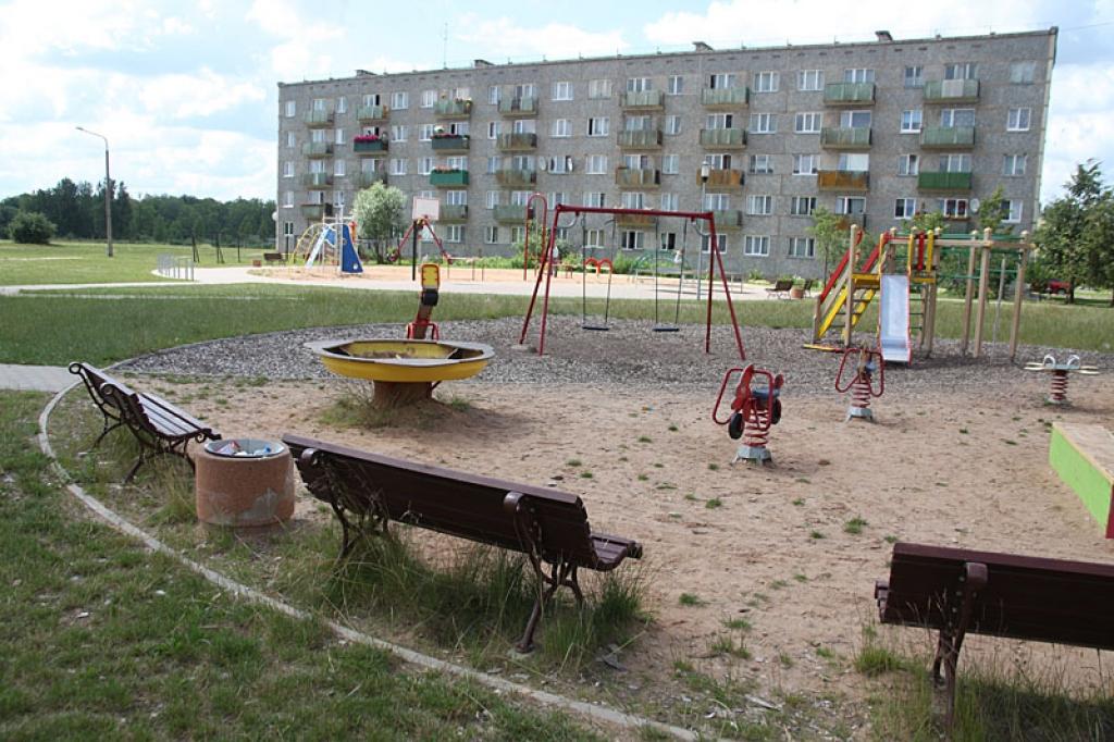 Par kārtību bērnu rotaļlaukumā un tā apkārtnē, kas atrodas Nākotnes ielas dzīvojamo namu masīvā, ir jāgādā tuvējo māju iedzīvotājiem pašiem.
Autors: Gatis Bogdanovs