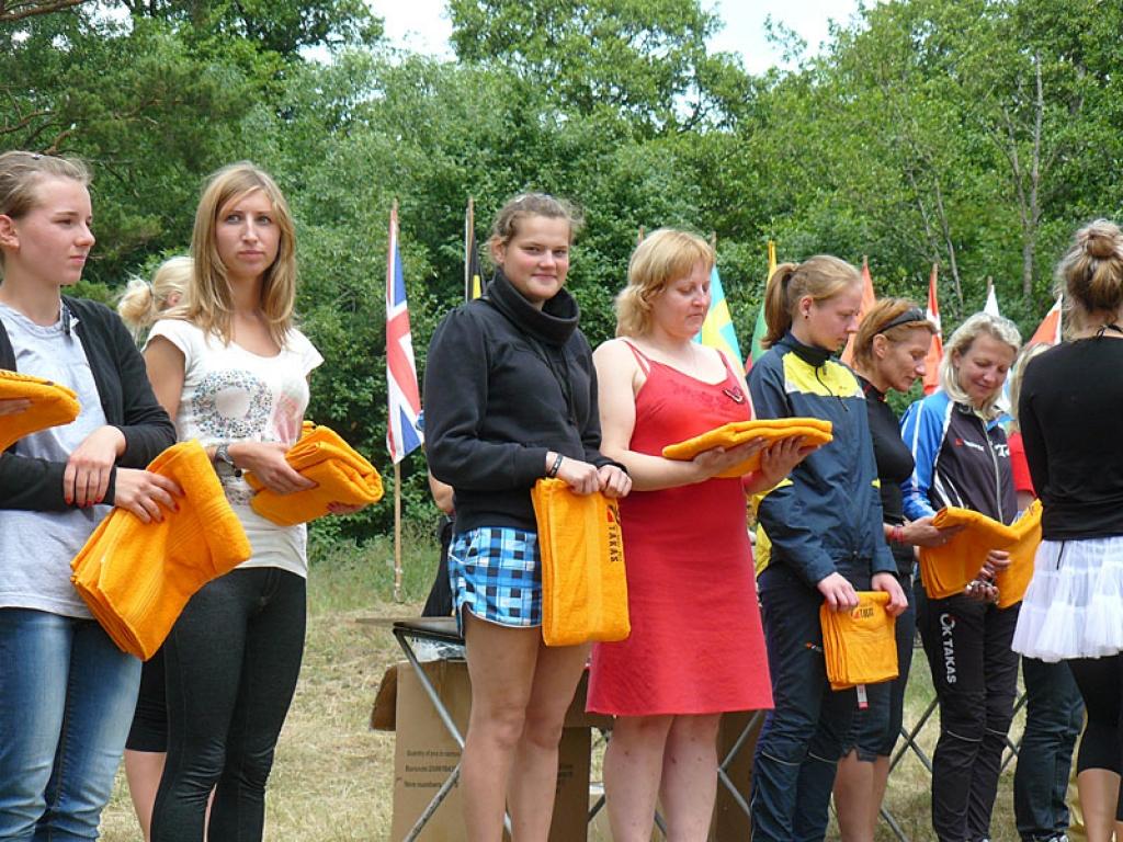 Lietuvas pilsētā Palangā starptautiskajās orientēšanās sacensībās „Takas 2011” Sindija Širaka (trešā no kreisās) trešajā dienā izcīnīja 1.vietu, bet četru dienu summā viņai – 4.vieta.
Autors: No personiskā albuma