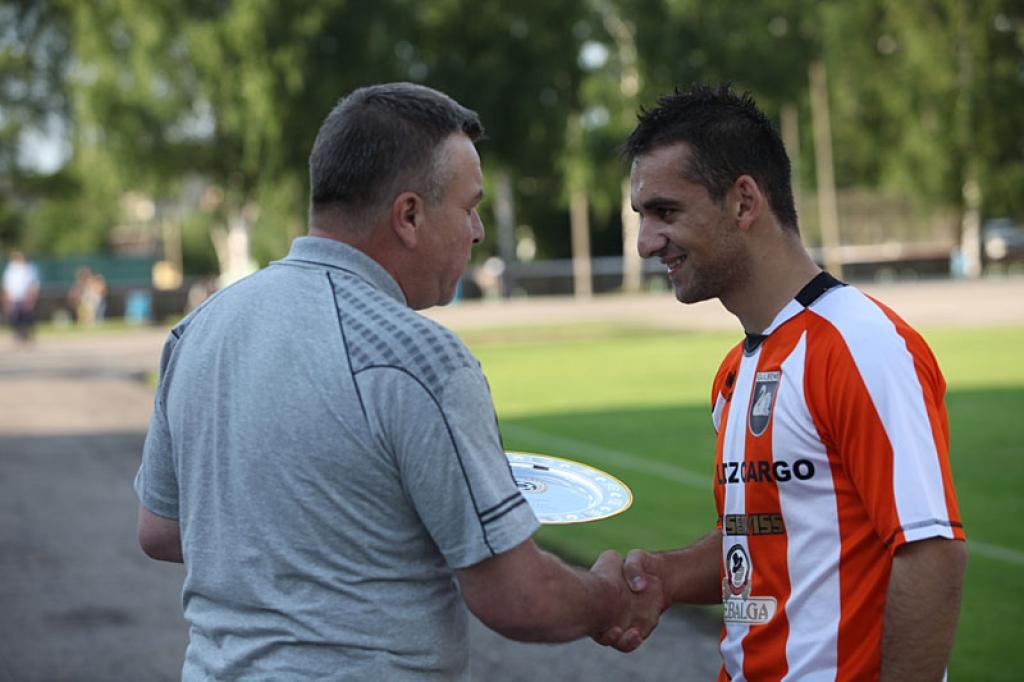 Maijā par labāko virslīgas futbolistu portāla Sportacentrs.com aptaujā atzina mūsu spēlētāju Arevšatu Hačatrjanu, un pirms spēles J.Antanevičs pasniedza viņam pelnīto balvu.
Autors: Gatis Bogdanovs