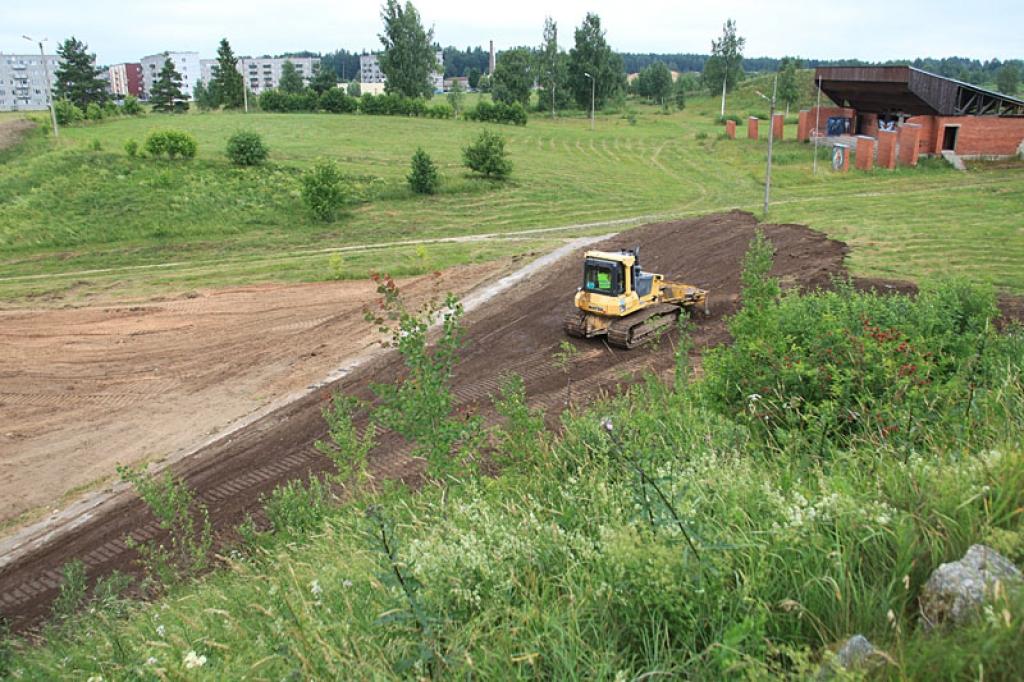 Gulbenes bijušā lidlauka teritorijā ar laiku būs mazāk dūksnāja, jo mitrajās vietās tiks nostiprināta augsne. Darbi saskaņoti ar pilsētas pārvaldi. 
Autors: Gatis Bogdanovs