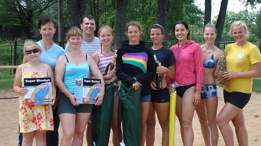 Gulbenes novada un „Vidzemes Būvnieka” kausa izcīņas II posma 4.vietas ieguvējas Zane Žīgure (no labās) un Mairita Buklagina, 2.vietas ieguvējas Baiba Lutere un Ilze Rubule, 1.vietas ieguvējas Madara Umure un Laura Stradiņa, 3.vietas ieguvējas Inita Medne un Inese Ubaga ar meitu kopā ar turnīra organizatoru Dzintaru Vasiļjevu. 
Autors: No personiskā albuma.