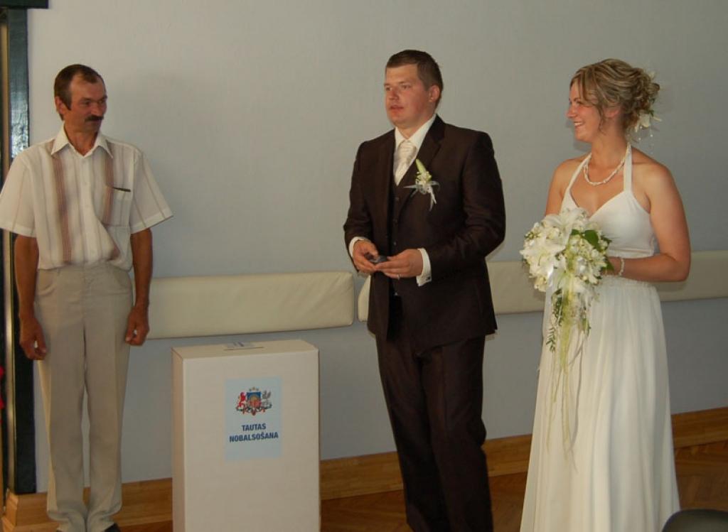 Puisis Gundars no Druvienas ieskatījās Tirzas pagasta meitenē Gunitā, 23.jūlijā abi salaulājās Gulbenē, un tautas nobalsošanā jaunlaulātie piedalījās Lizuma pagastā. Pastāvīgā šodien tapušās Zirņu ģimenes dzīvesvieta ir Rīga. Bildēs –...