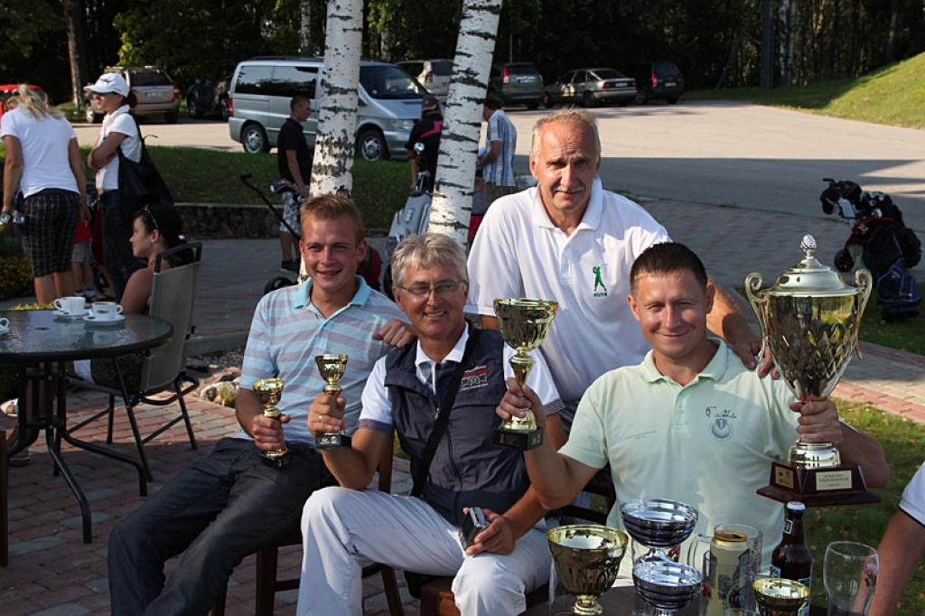 Latvijas Pļavu golfa kopvērtējuma pirmajā desmitniekā ir četri gulbenieši (no labās): Gundars Rauza, Aldis Strads, Ziedonis Lazdiņš un Ingus Vībāns.
Autors: No personiskā albuma