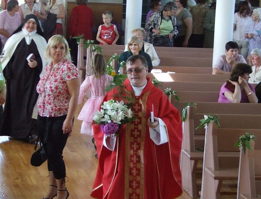 Tradicionāli Gulbenes katoļu baznīcā jaunā mācību gada ieskaņā notiek jaunajai paaudzei un pedagogiem veltīts dievkalpojums. Tas vienmēr ir krāšņs un prieka pilns. 
Autors: No personiskā albuma.