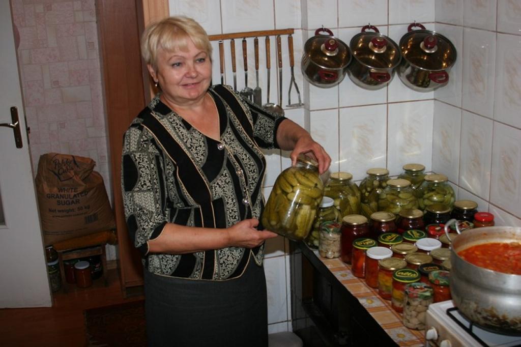 Gulbeniete Ļubova Ozola katru gadu ziemai gādā pamatīgus krājumus. 