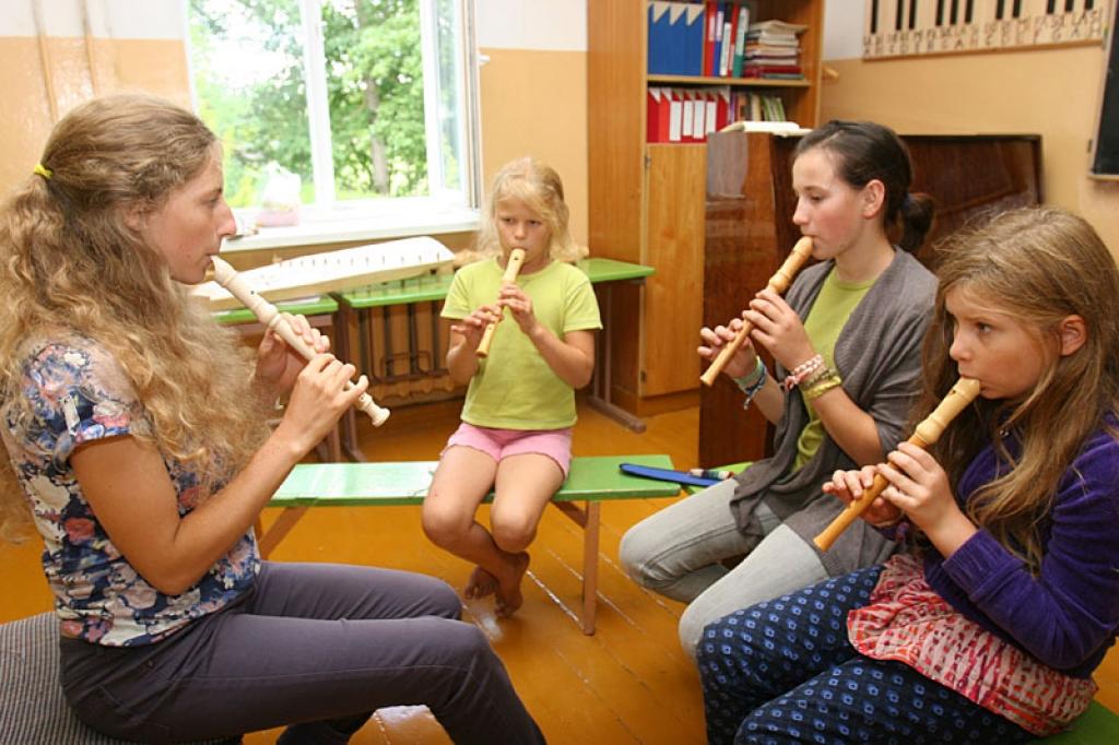 Arī dažu dienu laikā bvar iemācīties pūst stabuli. Kopā ar visiem labi pazīstamās Vītolu ģimenes pārstāvi Rasu tiek apgūtas pirmās melodijas.
Autors: Gatis Bogdanovs 