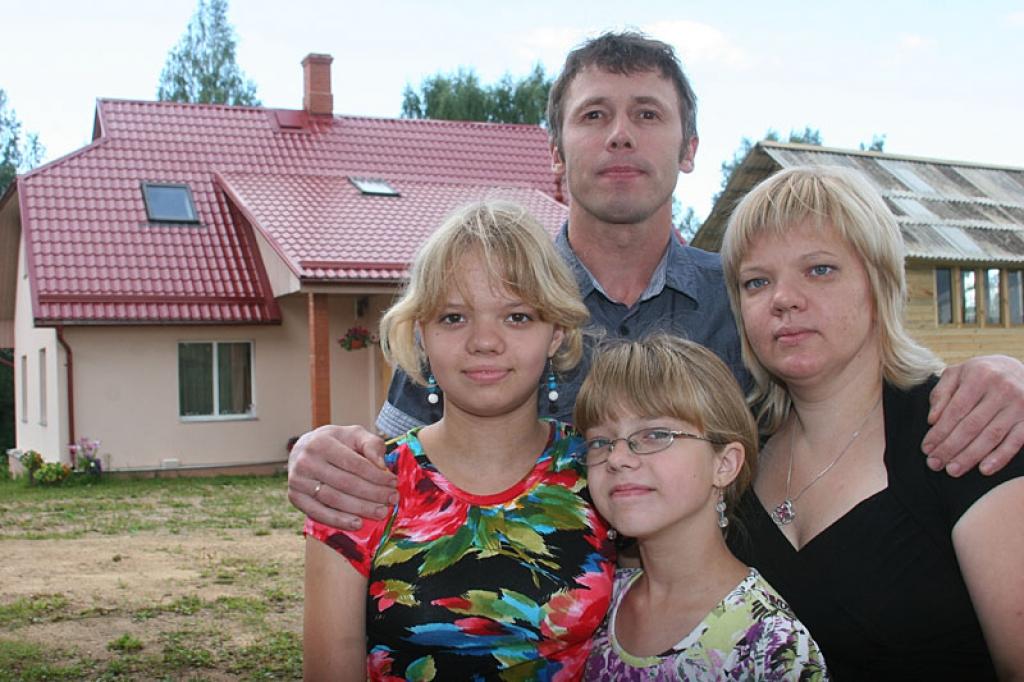 Andževu ģimene – Jolands, Marika, Elisa un Marisa - vairākus gadus sapņoja par savu māju. Šo sapni ir izdevies piepildīt, tagad tiek izsapņoti jau nākamie sapņi.
Autors: Gatis Bogdanovs