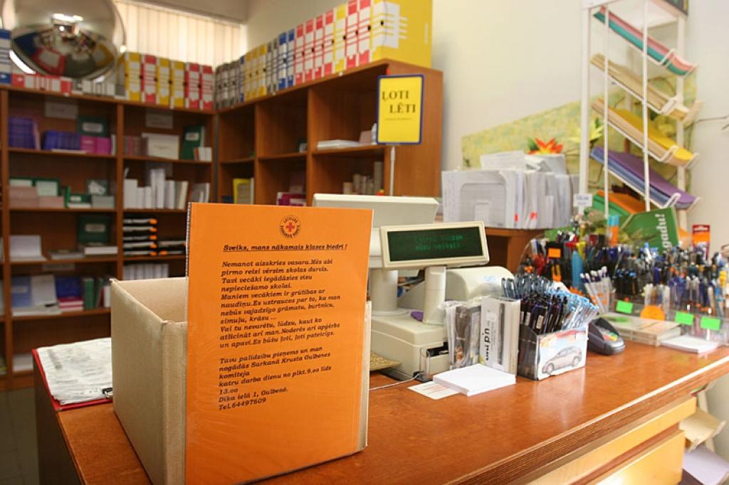 Pirmajās augusta dienās ziedojumu kastīte, kur cilvēki aicināti palīdzēt sagatavoties skolai tiem, kam ir visgrūtāk, grāmatnīcā “Zvaigzne ABC” bija pavisam tukša. 
Autors: Gatis Bogdanovs