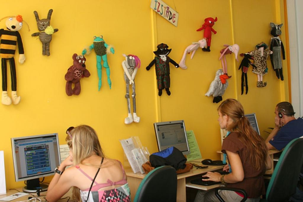 Paša meistarota lelle no citām atšķiras ne tikai ar savu unikālo izskatu, bet arī ar tajā ielikto darinātāja mīlestību un vēstījumu. Izstādes apmeklētājus pārsteidza leļļu meistares izdoma un fantāzija.
Autors: Gatis Bogdanovs 