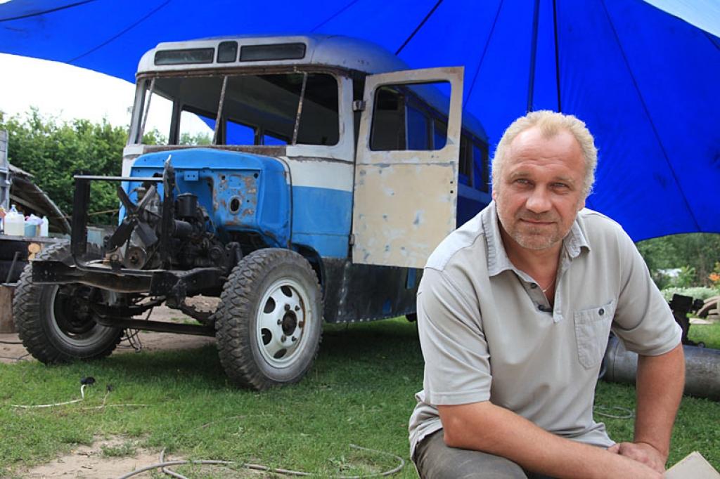Gulbenietis Aivars Krūmiņš kopā ar draugiem šobrīd cītīgi restaurē 1971.gadā Kurgānas autobusu rūpnīcā ražoto autobusu “KAVZ 651”, lai jau 20.augustā ar to varētu piedalīties Rīgas Pilsētas svētkos lielo automašīnu parādē.
Autors: Gatis Bogdanovs