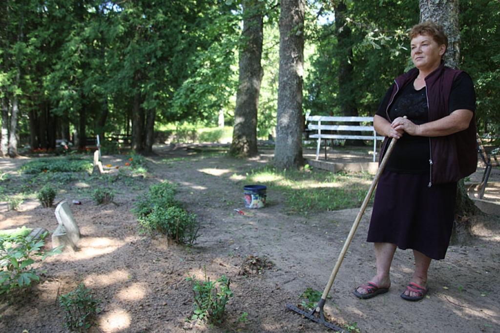 Ušuru kapos Līgo pagastā ir diezgan daudz pamestu kapu kopiņu. Par tām rūpējās gan kapu pārzine Anita Sarmule, gan arī tie, kuru tuvinieki atdušas šajos kapos.
Autors: Gatis Bogdanovs