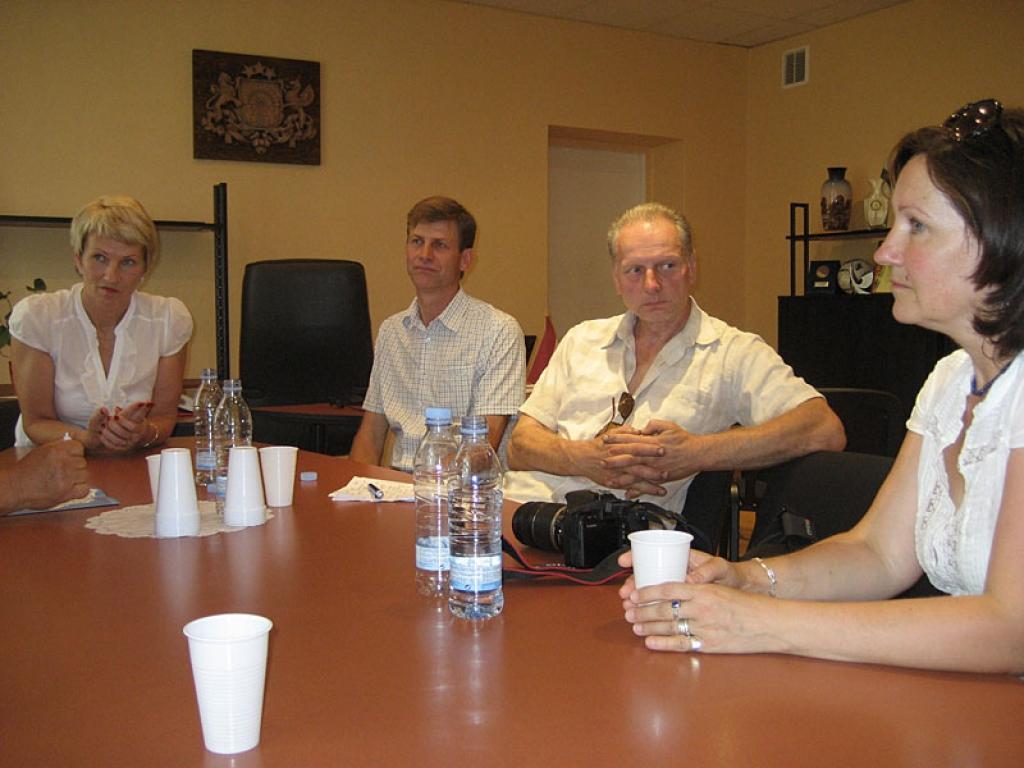 Domē tikties ar koku aizstāvjiem bija ieradušies Stradu pagasta pārvaldes, vietējo uzņēmēju un iedzīvotāju pārstāvji, lai aizstāvētu ceļa rekonstrukcijas projektu tieši tādu, kāds tas ir šobrīd. 
Autors: Diāna Odumiņa