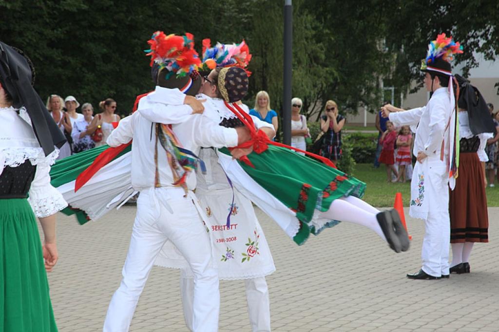 Pilsētas centrālajā skvērā uzstājās franču tradicionālās kultūras kopa no Berštetes, viņiem līdzi bija arī savi mūziķi, kas spēlēja pavadījumu.
Autors: Gatis Bogdanovs 
