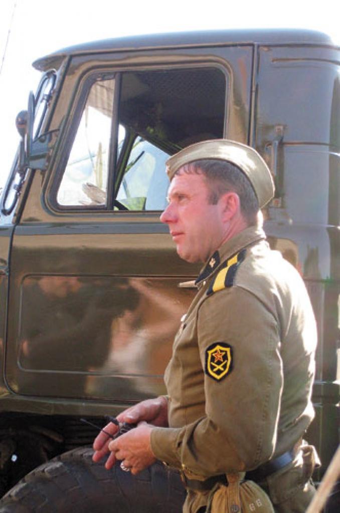 Dundagas Pūpolos Edgars Kārklevalks ir gatavs pa Ziemeļkurzemes bijušajām militārajām teritorijām 90 kilometru garumā piecas stundas vizināt paša atjaunotajā padomju armijas mašīnā GAZ-66. Jārēķinās, ka būs pamatīgi putekļi, bedres un līkumi.
Autors: Pārsla Konrāde