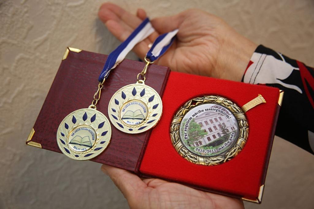 Par augstiem un labiem rezultātiem ģimnāzisti tiek sumināti – viņi saņem medaļas un atzinības rakstus.
Autors: Gatis Bogdanovs