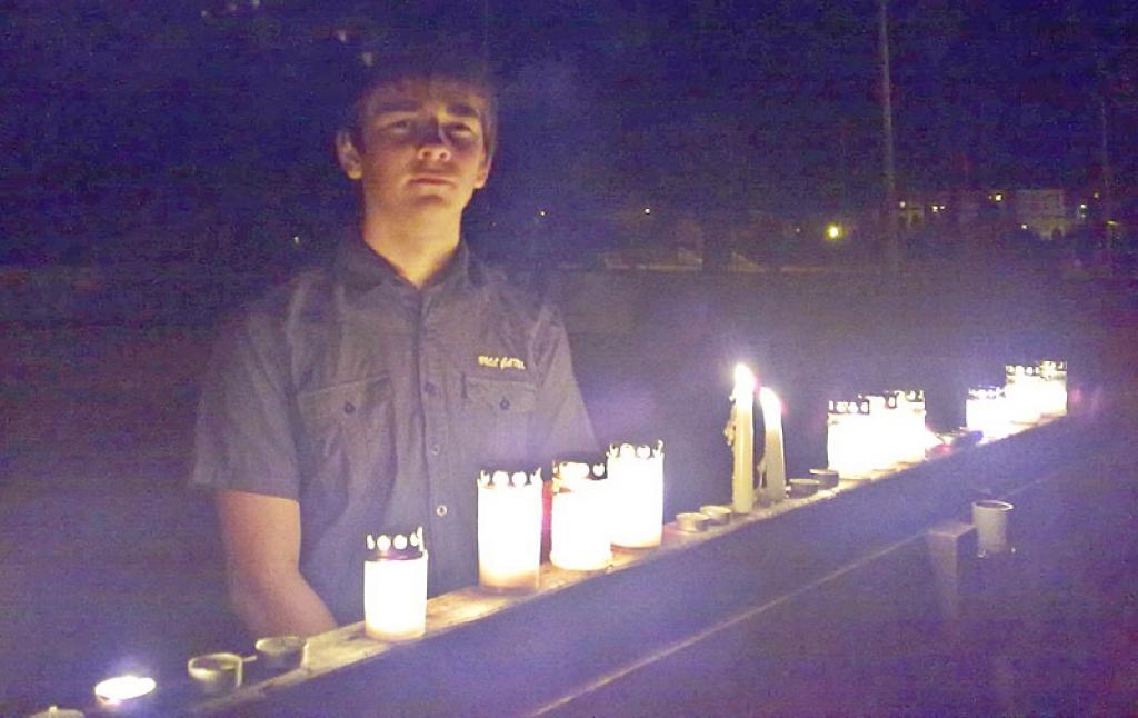 15 gadus vecais gulbenietis Marīss Andris Obrumāns trešdien, uzzinot par hokejista Kārļa Skrastiņa bojāeju, internetā aicināja jauniešus uz piemiņas pasākumu tās pašas dienas vakarā. Atsaucās daudzi.
Autors: No personiskā albuma