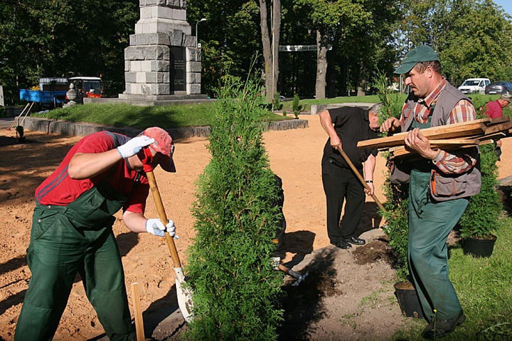 Talcinieki no Labiekārtošanas iestādes, Gulbenes novada domes un jauniešu centra “Bāze” otrdien ieradās pie Brīvības pieminekļa, lai kopīgiem spēkiem iedēstītu 51 tūju.
Autors: Gatis Bogdanovs