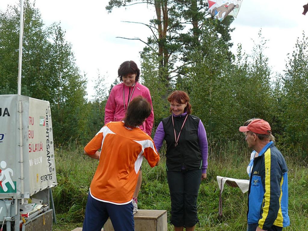 Individuālajās sacensībās izcili startēja mūsu novada S 45 + grupas sportistes Daiga Krēsliņa un Gerda Sirmā. Daiga kļuva par Latvijas čempioni, savukārt Gerda, atpaliekot par 2:30, izcīnīja trešo vietu. 
Autors: No personiskā albuma