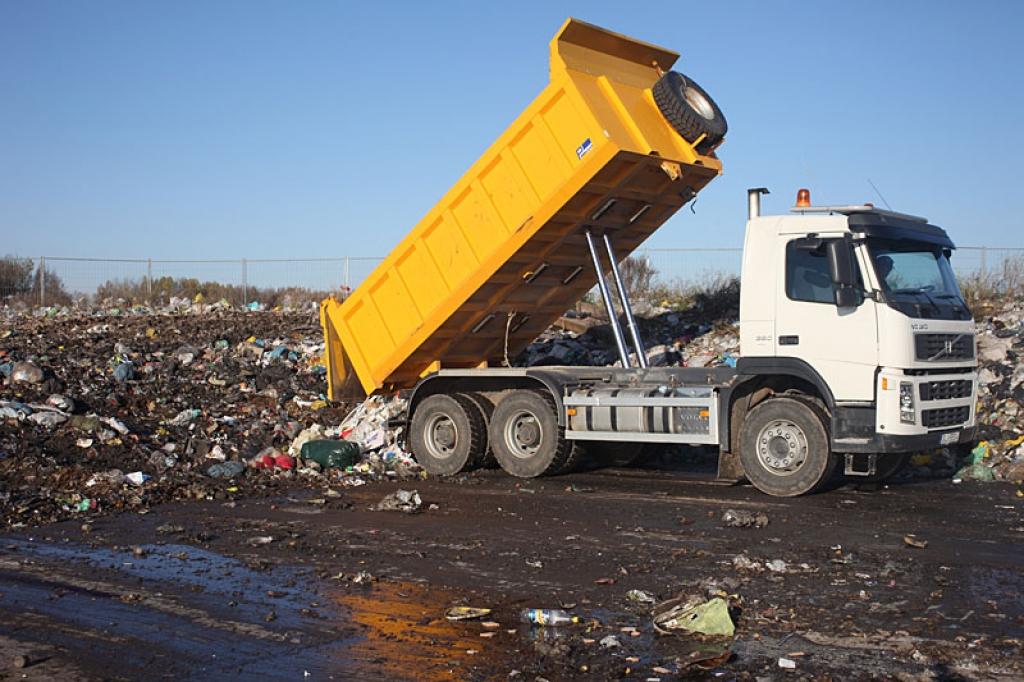 Atkritumu apglabāšana Litenes poligonā gada beigās sāks maksāt dārgāk, taču uzņēmums “Alba 5” sola, ka iedzīvotājiem maksājumi tāpēc nesadārdzināsies.
Autors: Gatis Bogdanovs (no arhīva)
