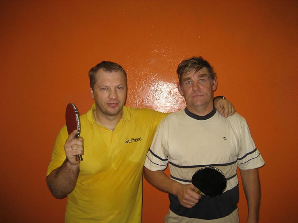 Galda tenisa sacensībās Staros aktīvi piedalās pagājušā gadsimta deviņdesmito gadu Gulbenes rajona čempioni galda tenisā - daukstēnieši Ziedonis Začests (no labās) un Dzintars Abakoks. 
Autors: Jāzeps Odumiņš