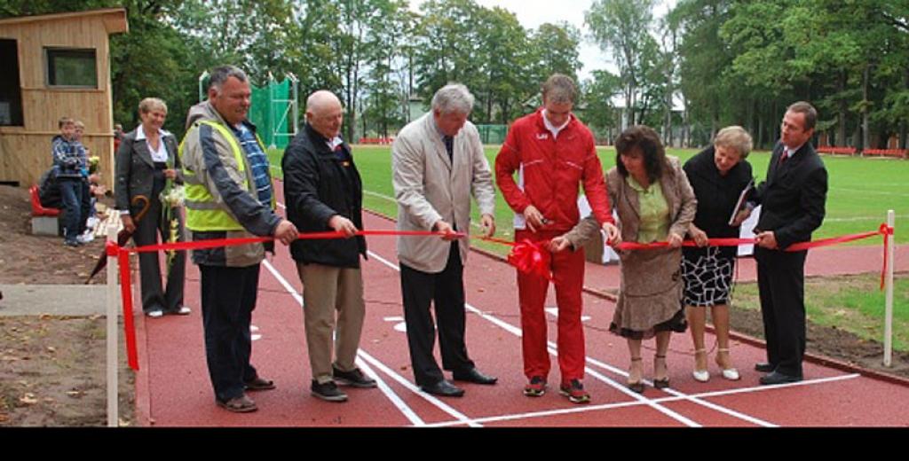 Svinīgi atklāj Lizuma vidusskolas rekonstruēto stadionu.
Autors: Inta Dārzniece