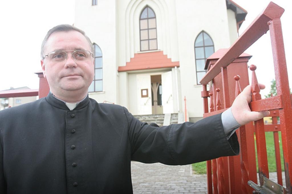 V.Bogdanovs “Dzirkstelei” saka: “Katoļu garīdznieks ir kā kareivis, kur sūta kalpot, turp jādodas.”
Autors: Gatis Bogdanovs